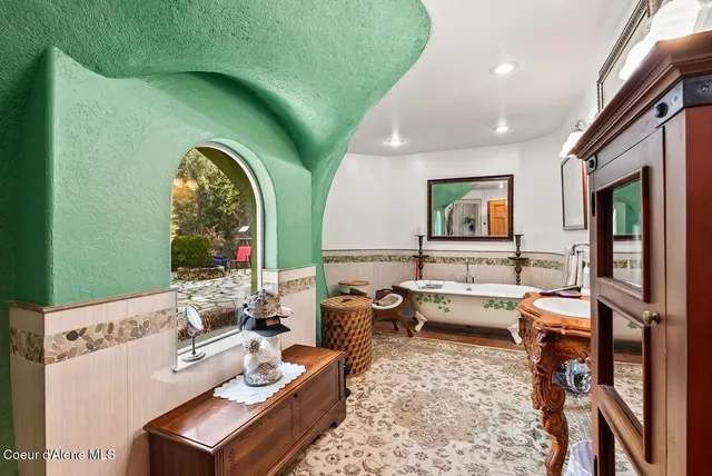 $650,000 | 123 East Mountain View Road, Clark Fork, ID 83811