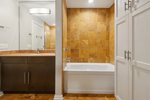 $349,500 | 123 South Green Street, Unit 402B, Chicago, IL 60607