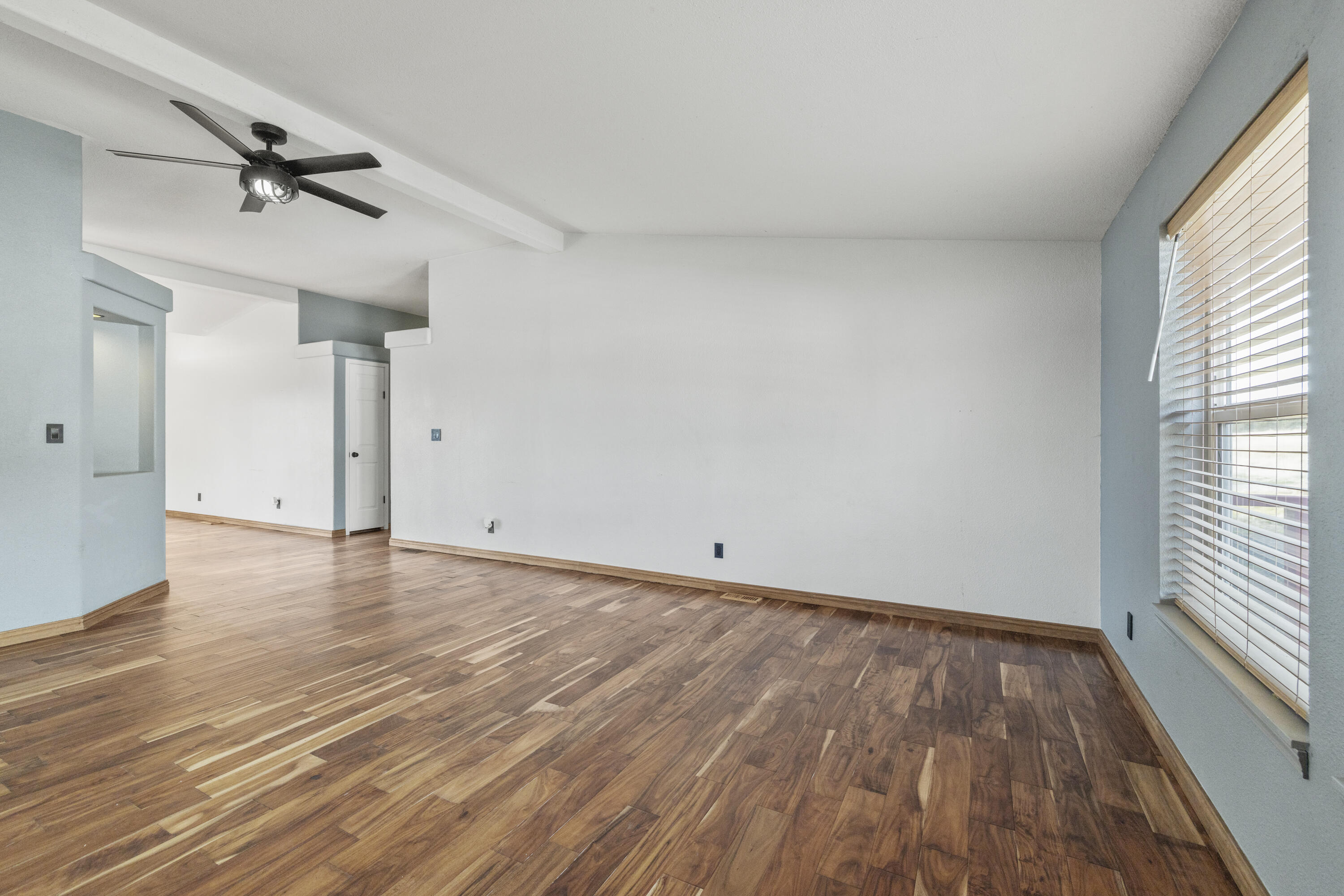 17465 Harpold Road Malin, OR 97632 - Photo 37 of 122 Living Room