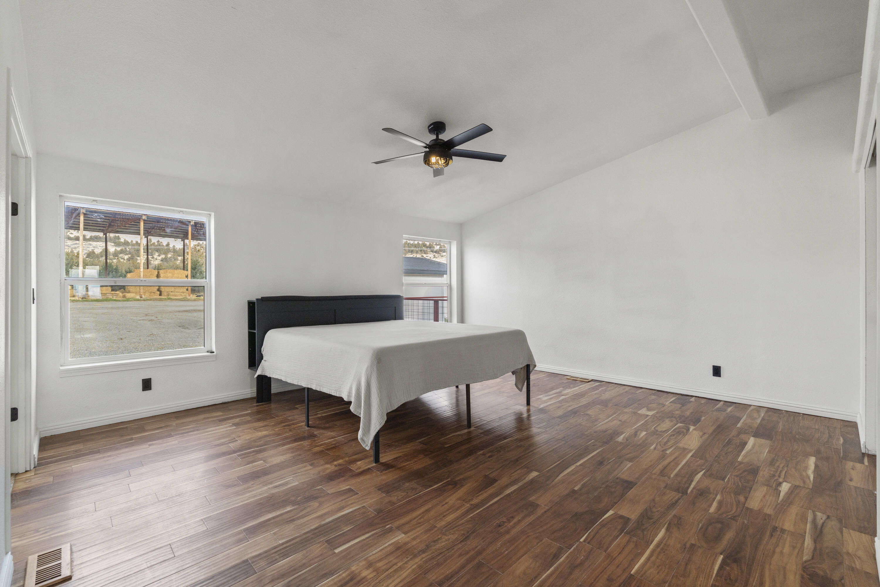 17465 Harpold Road Malin, OR 97632 - Photo 51 of 122 Primary Bedroom