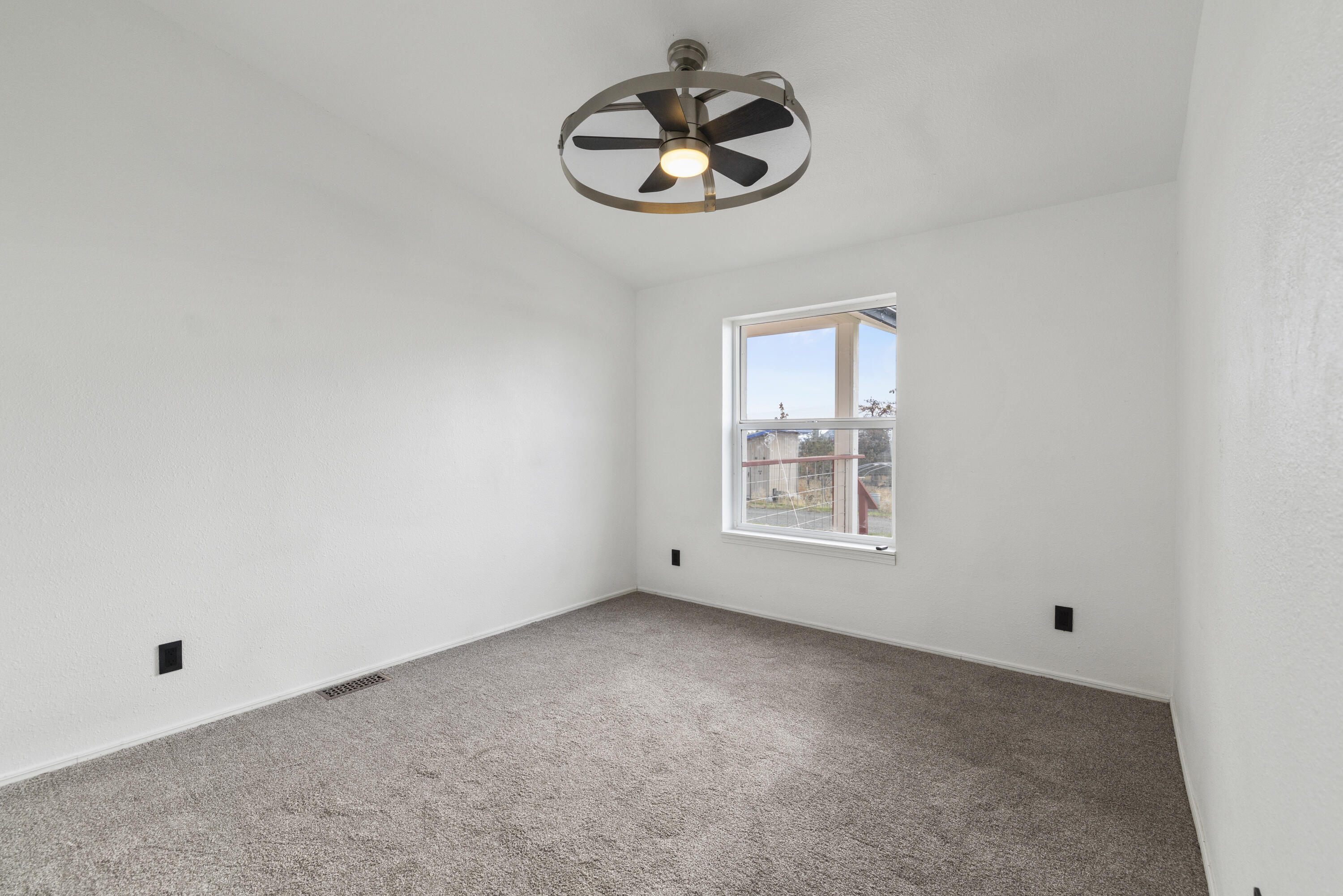 17465 Harpold Road Malin, OR 97632 - Photo 60 of 122 Bedroom 2
