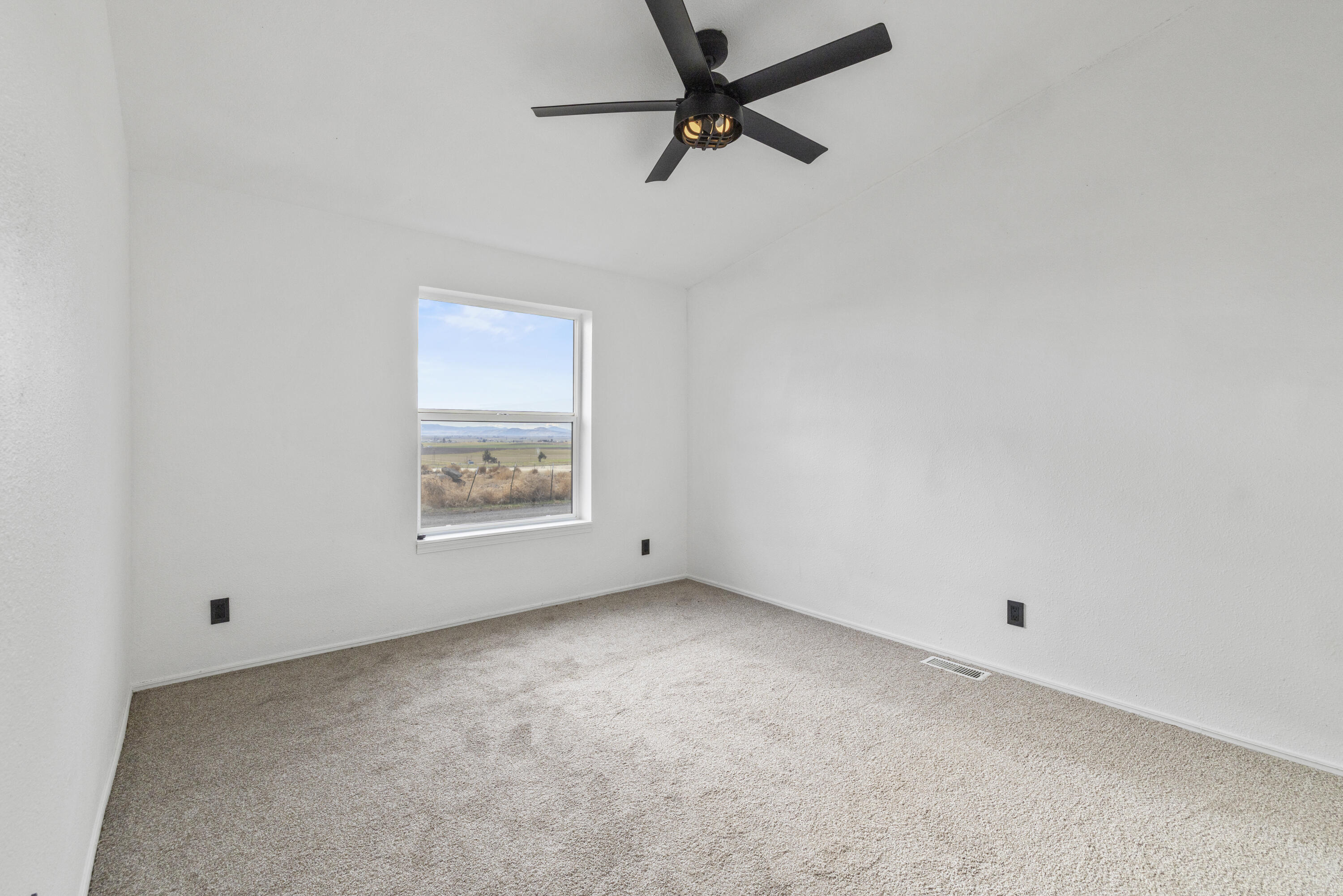 17465 Harpold Road Malin, OR 97632 - Photo 64 of 122 Bedroom 3