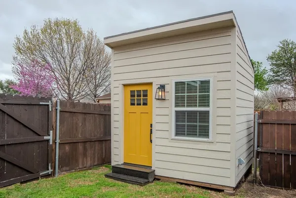 a view of a house with a backyard