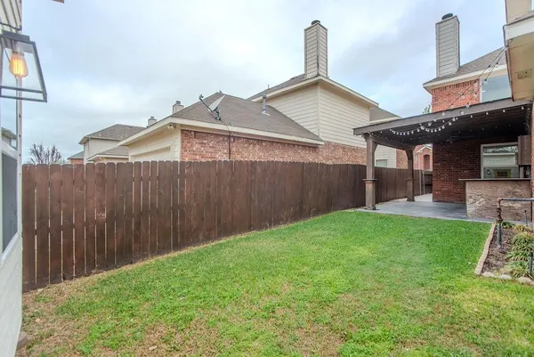 a view of a house with backyard and a garden