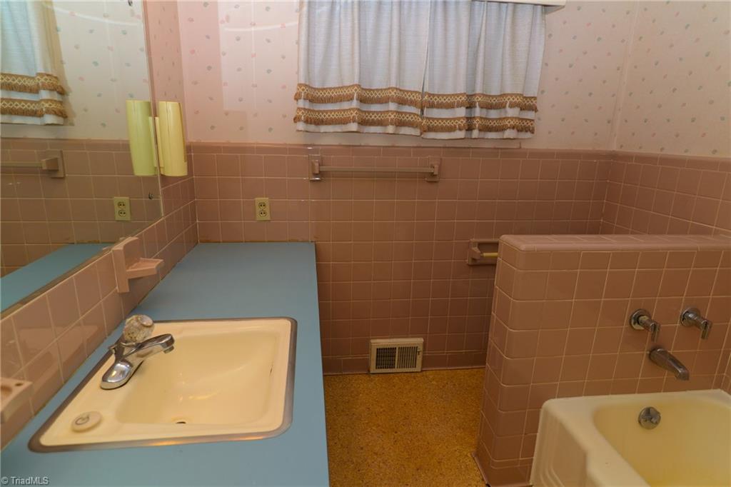 1635 Lake Road Thomasville, NC 27360 - Photo 16 of 21 Gallery Image 16