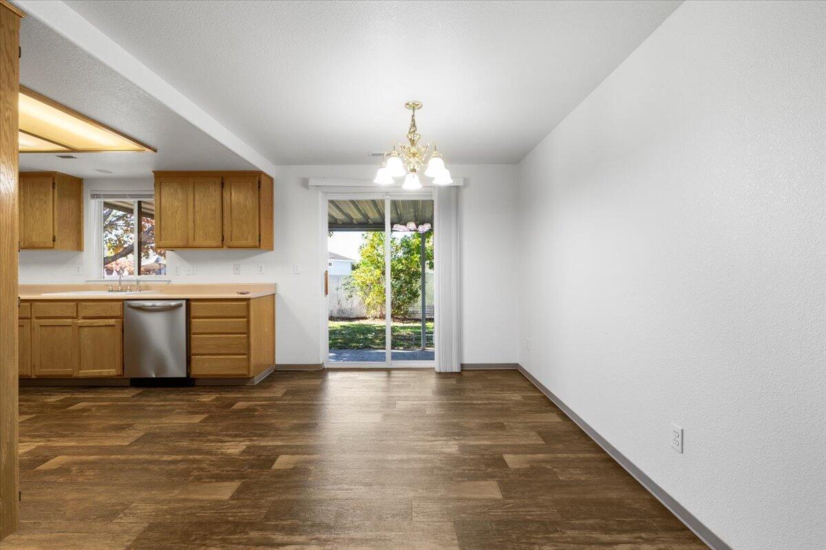 8089 Abbey Road White City, OR 97503 - Photo 9 of 28 08-CI_6652