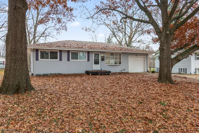 $199,900 | 418 Standish Drive, Bloomington, IL 61704