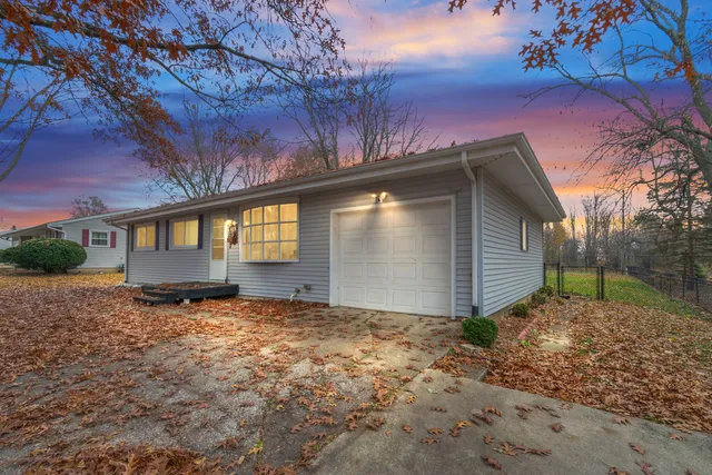 $199,900 | 418 Standish Drive, Bloomington, IL 61704