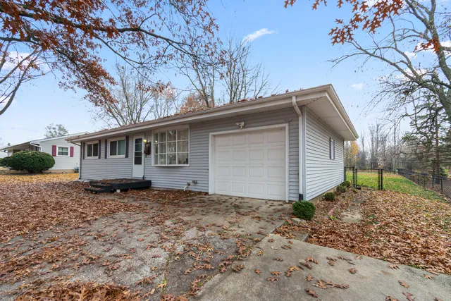 $199,900 | 418 Standish Drive, Bloomington, IL 61704