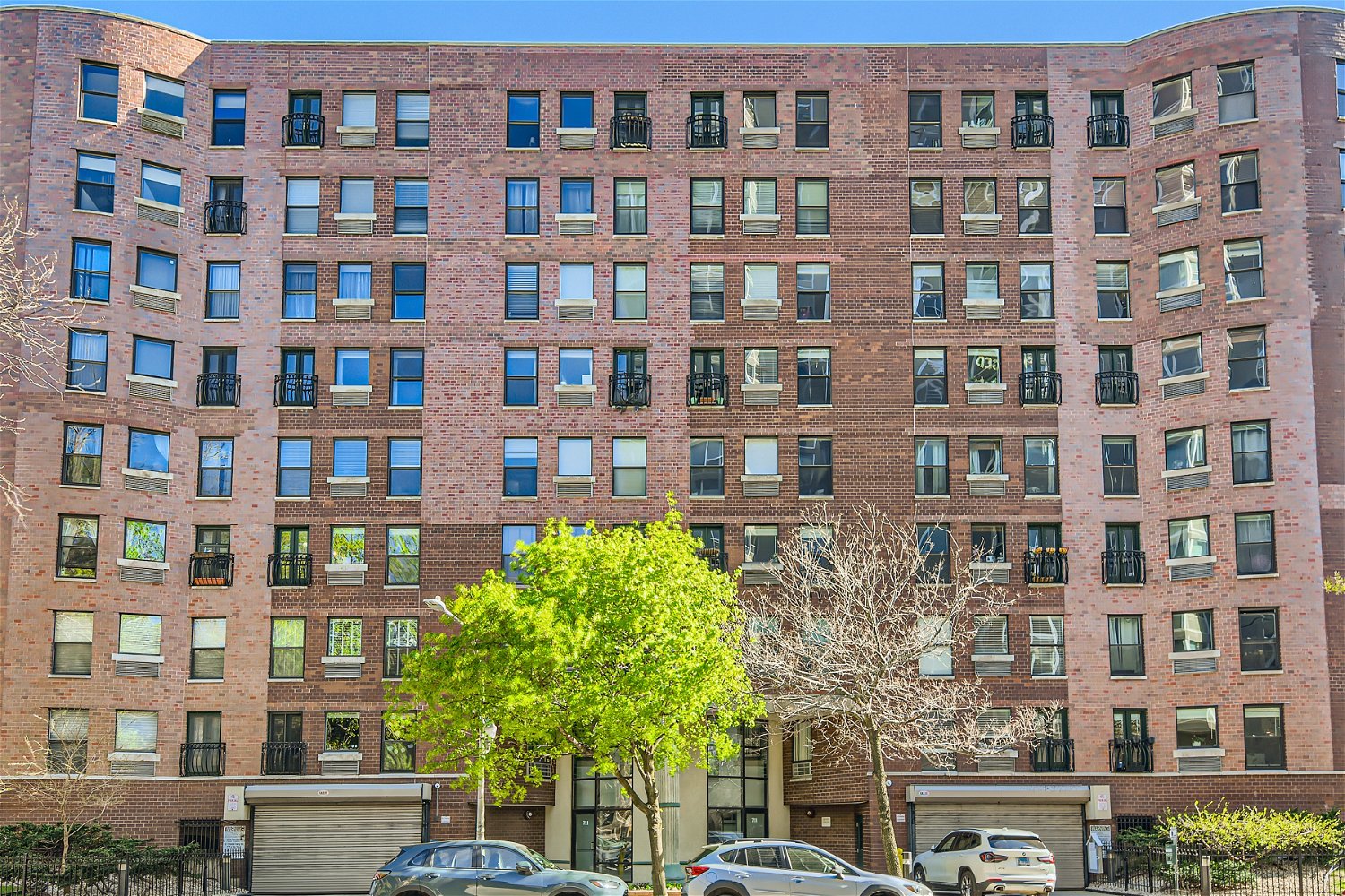 711 West Gordon Terrace, Unit 701 Chicago, IL 60613 - Photo 1 of 27 a front view of a building