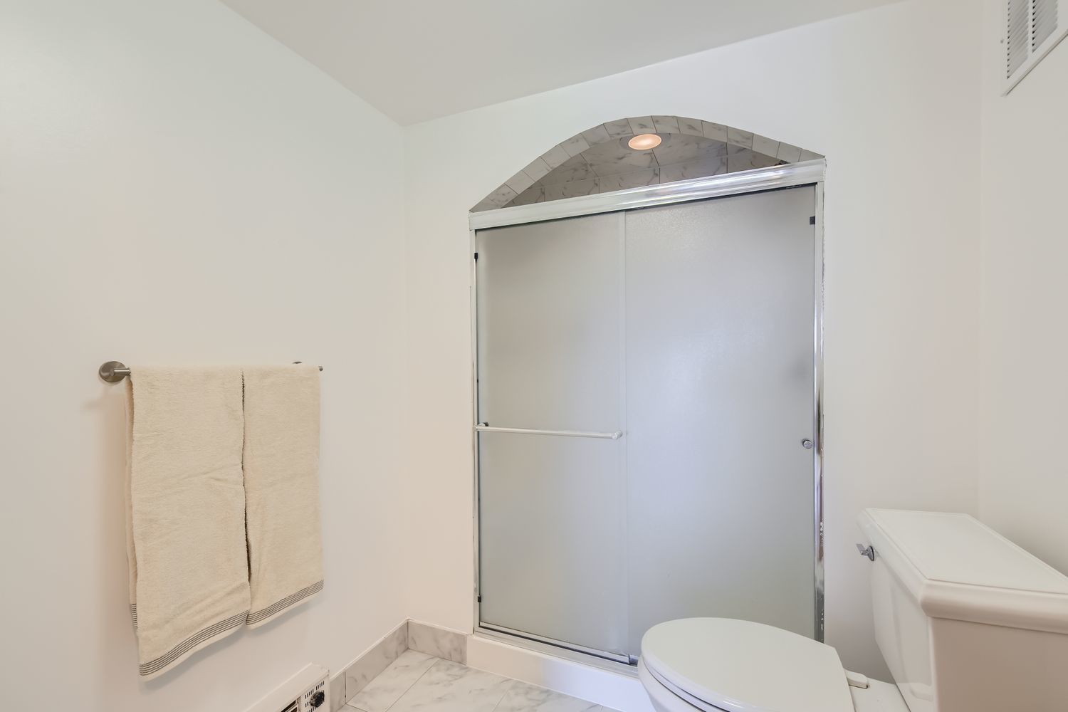 711 West Gordon Terrace, Unit 701 Chicago, IL 60613 - Photo 12 of 27 a white toilet sitting next to a shower
