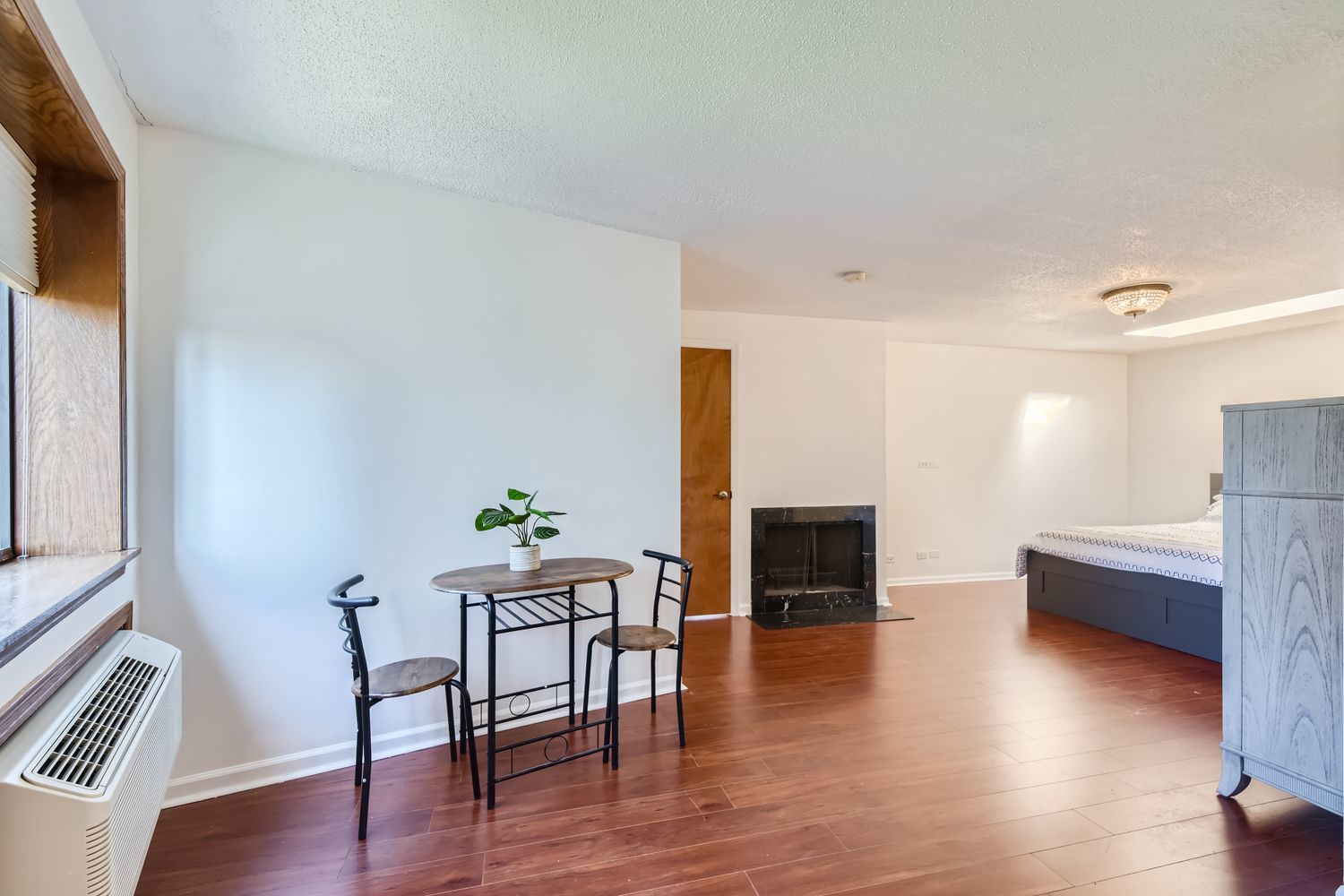 711 West Gordon Terrace, Unit 701 Chicago, IL 60613 - Photo 13 of 27 a living room with furniture and a fireplace
