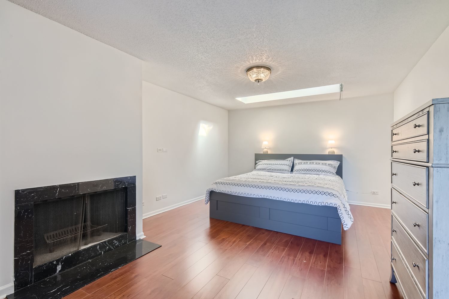 711 West Gordon Terrace, Unit 701 Chicago, IL 60613 - Photo 17 of 27 a bedroom with a bed and a flat screen tv