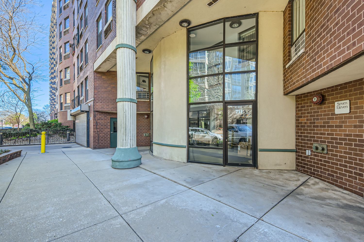 711 West Gordon Terrace, Unit 701 Chicago, IL 60613 - Photo 2 of 27 a view of a building with the street