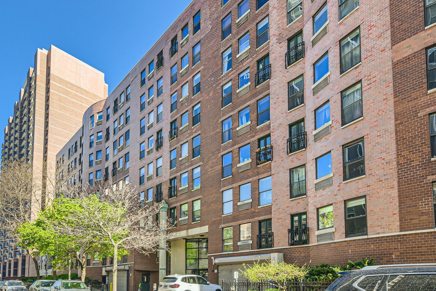 711 West Gordon Terrace, Unit 701 Chicago, IL 60613 - Photo 27 of 27 a front view of a building