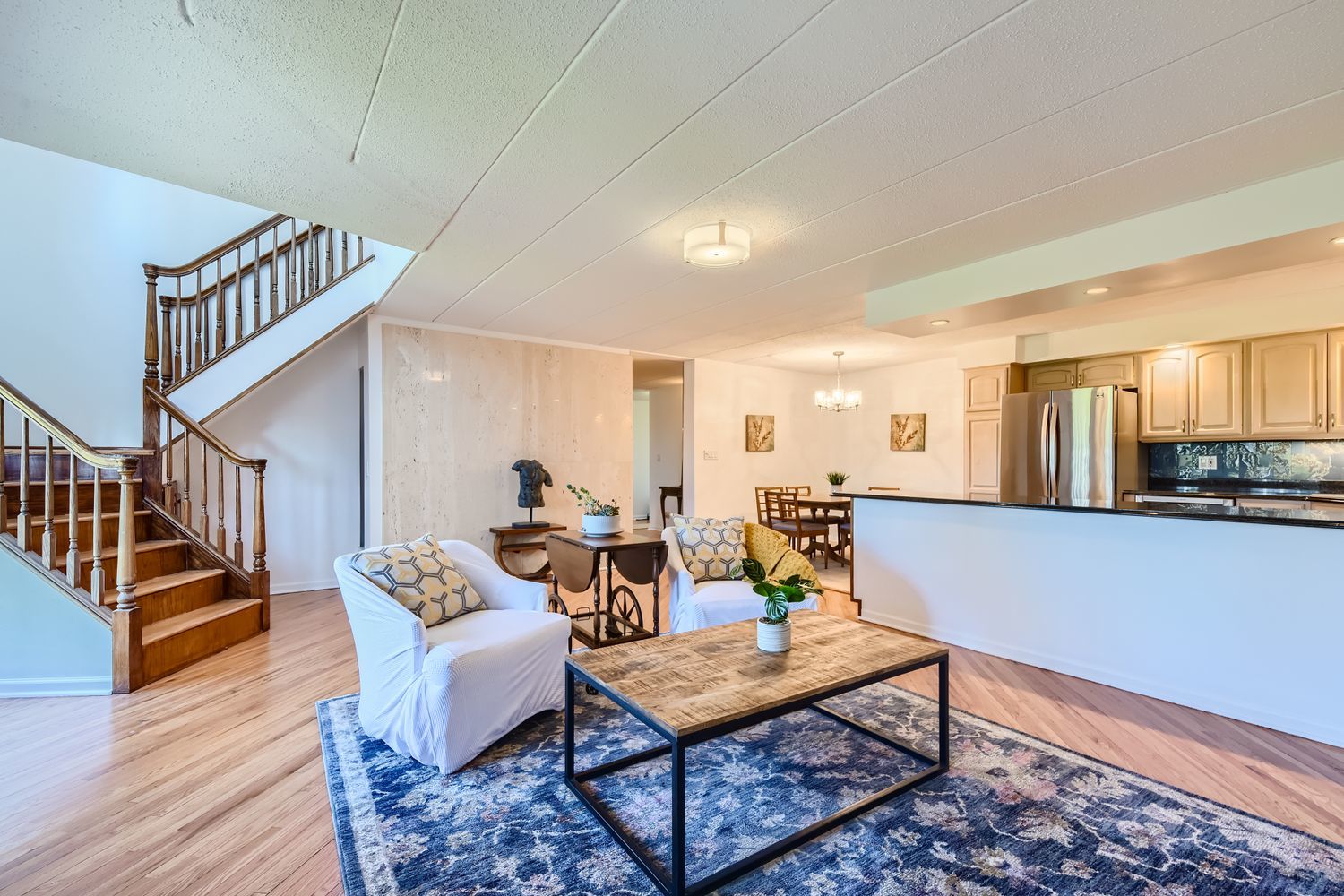 711 West Gordon Terrace, Unit 701 Chicago, IL 60613 - Photo 3 of 27 a living room with furniture and a wooden floor