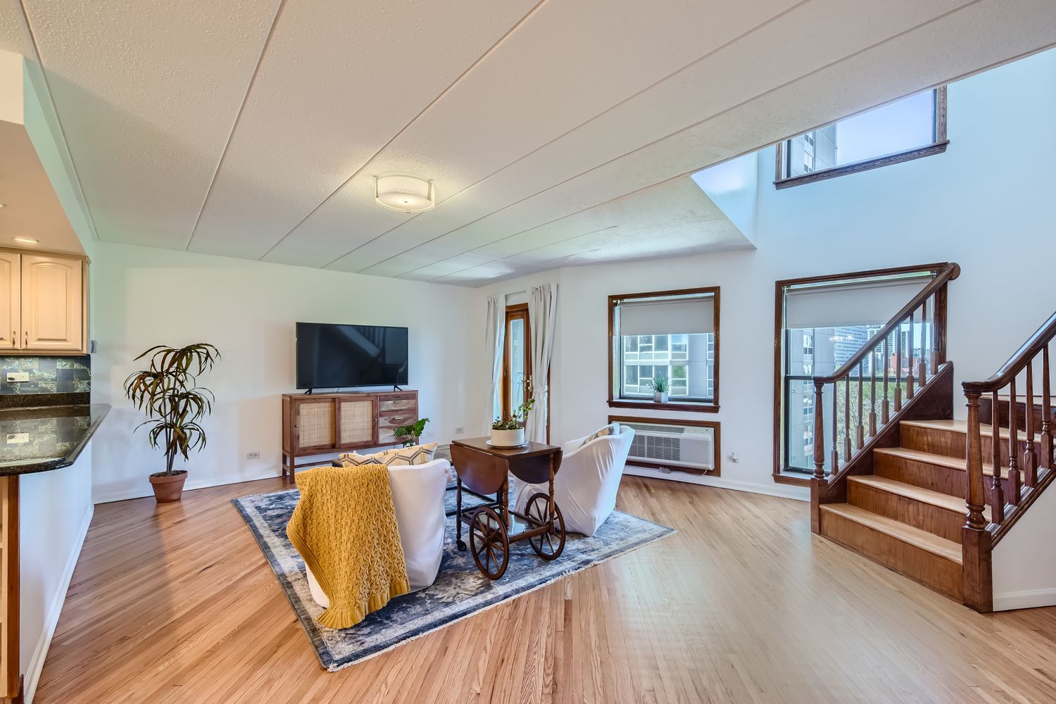 711 West Gordon Terrace, Unit 701 Chicago, IL 60613 - Photo 10 of 27 a living room with furniture and a flat screen tv