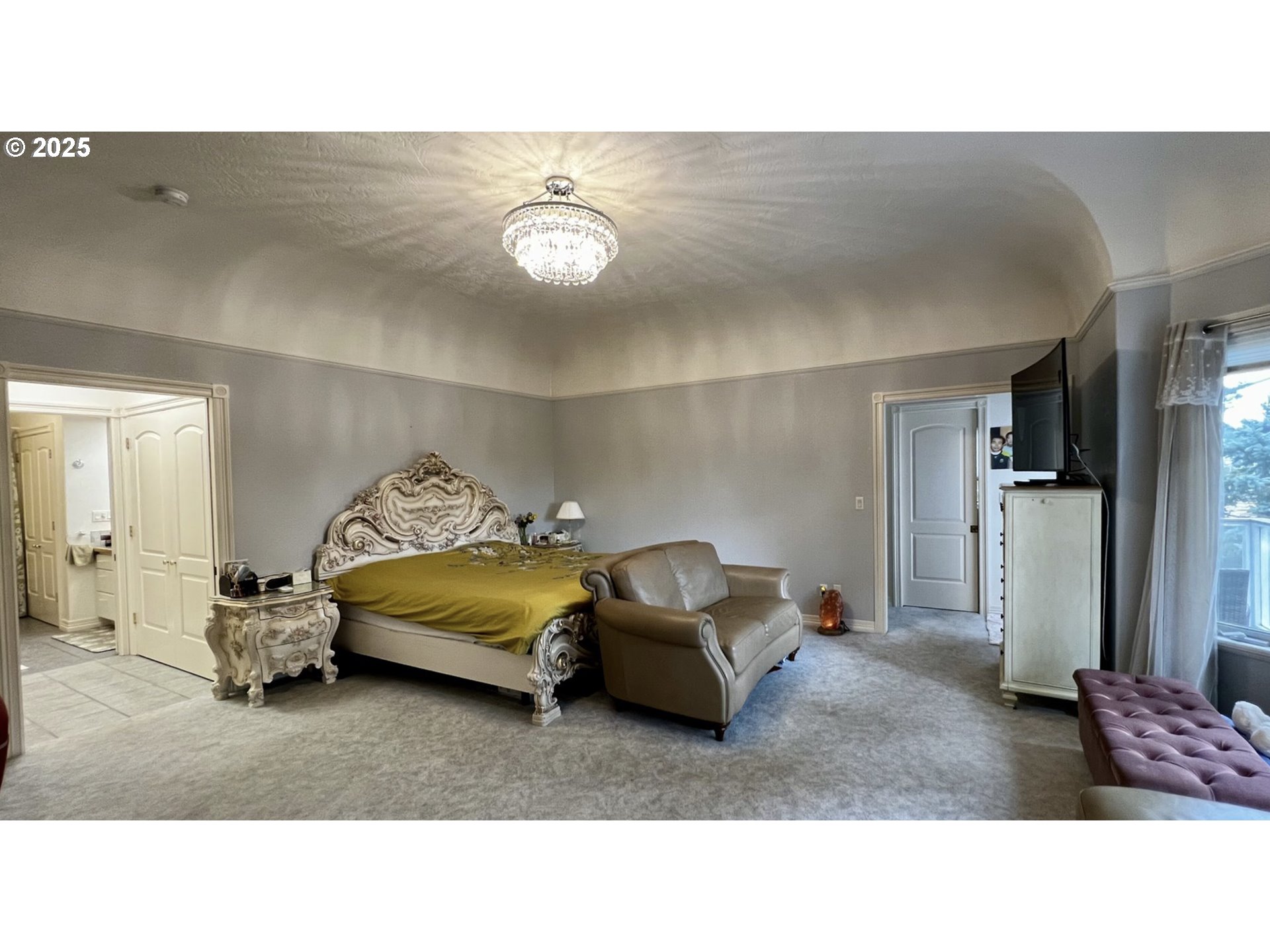 2719 Alder Ridge Drive North Bend, OR 97459 - Photo 24 of 27 a living room with furniture
