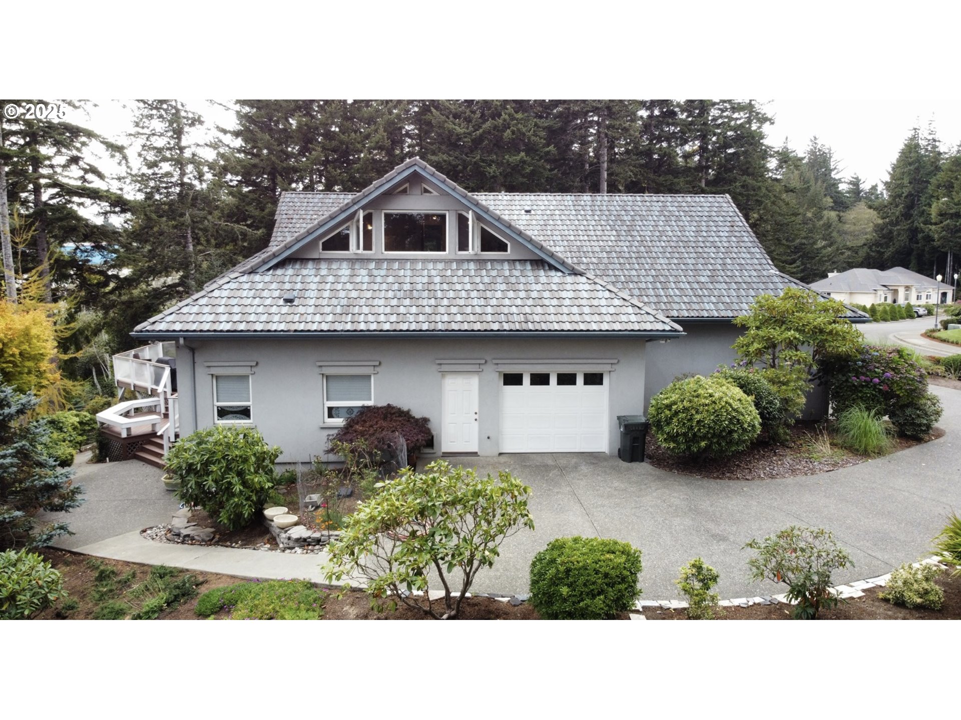 2719 Alder Ridge Drive North Bend, OR 97459 - Photo 3 of 27 a front view of a house with garden