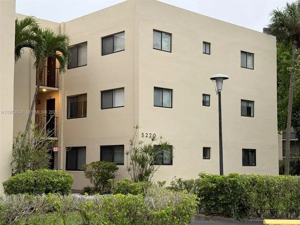 $1,900 | 5220 Las Verdes Circle, Unit 114, Delray Beach, FL 33484