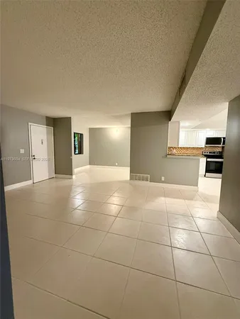 $1,900 | 5220 Las Verdes Circle, Unit 114, Delray Beach, FL 33484