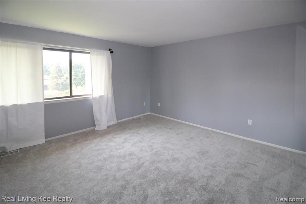 2939 Meadowbrook Drive Rochester Hills, MI 48309 - Photo 10 of 29