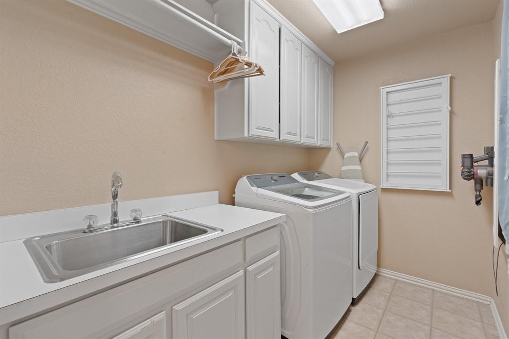 4 Brookway Court Mansfield, TX 76063 - Photo 33 of 38 a utility room with dryer and washer