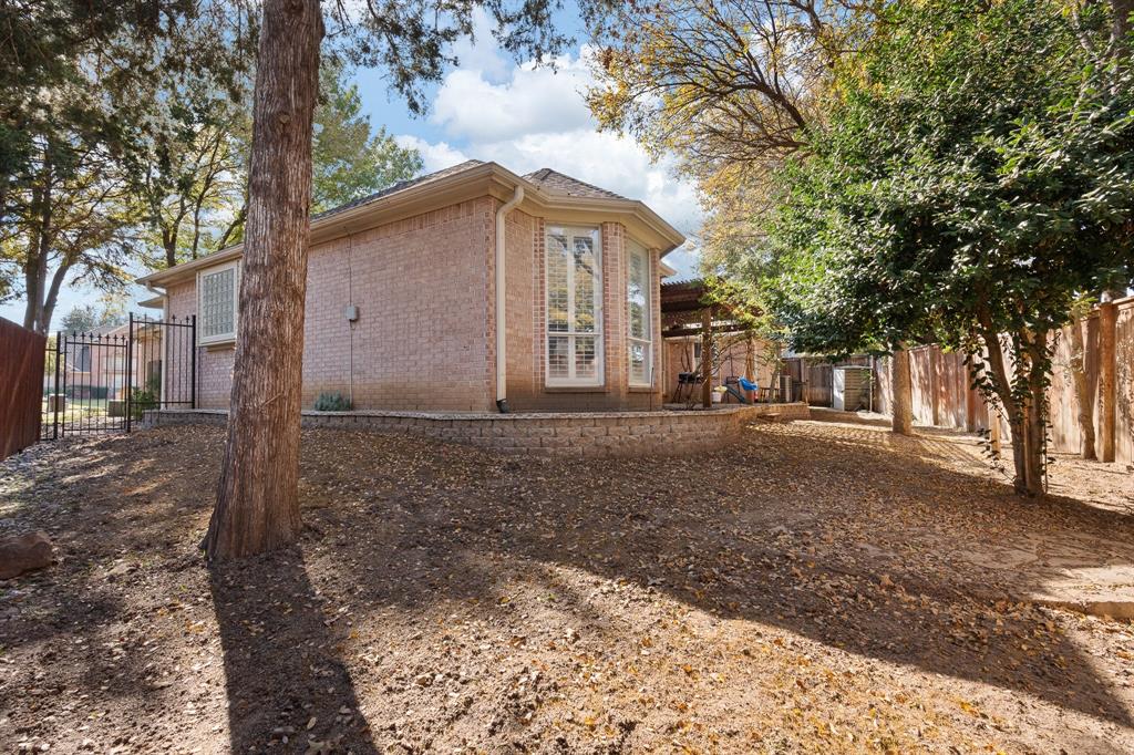 4 Brookway Court Mansfield, TX 76063 - Photo 36 of 38 a backyard of a house with lots of green space