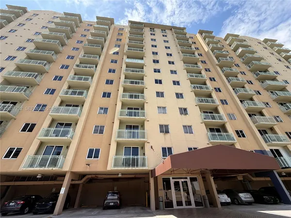 $2,700 | 3500 Coral Way, Unit 907, Miami, FL 33145