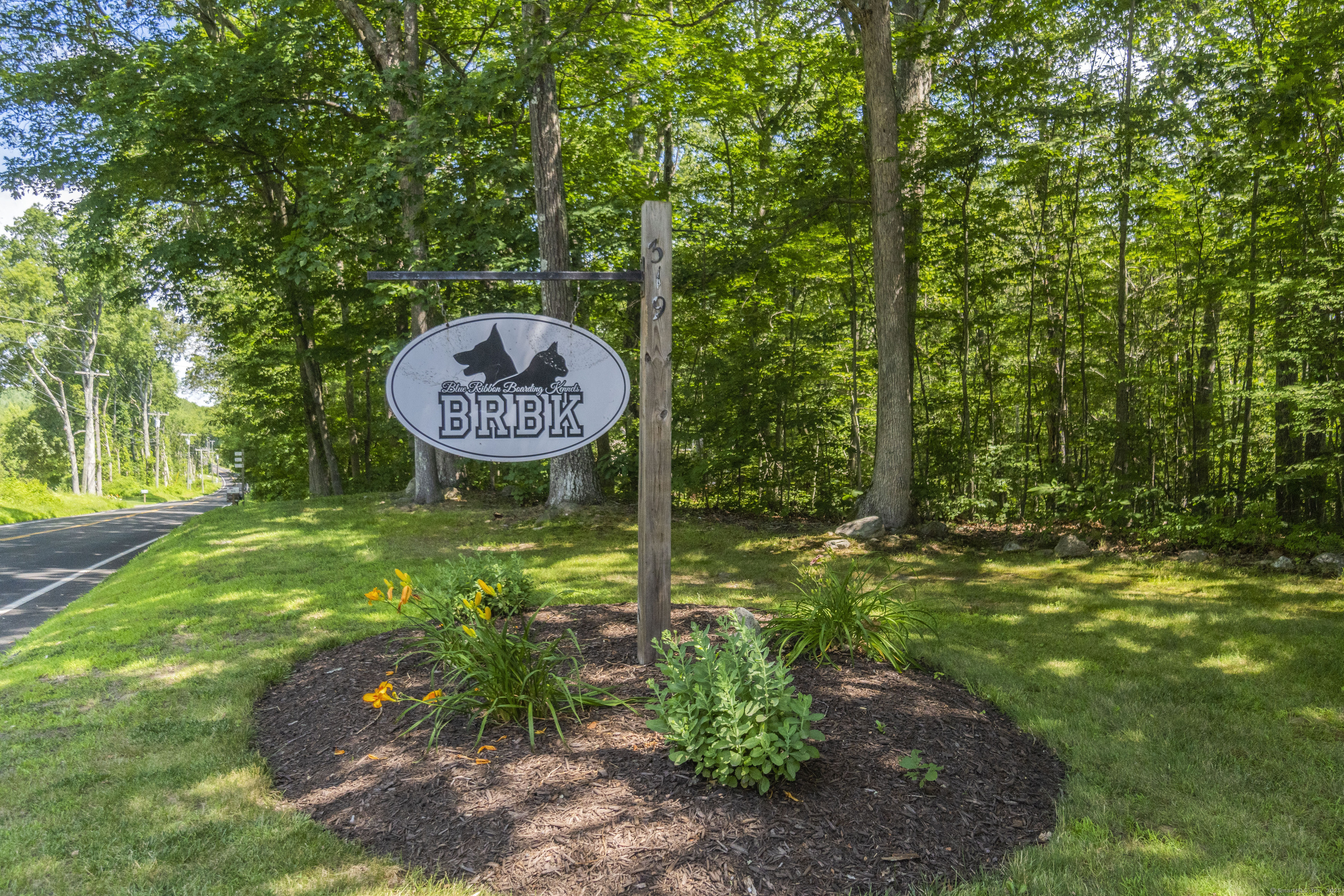 a view of a golf club with a backyard