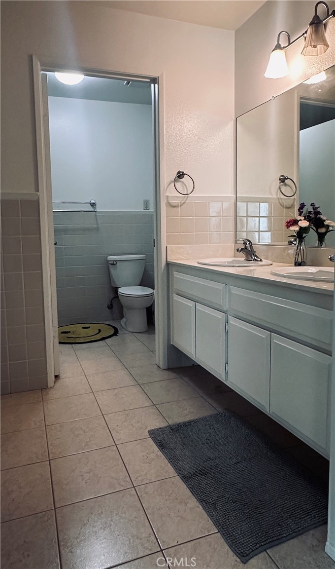 5 Glenhurst, Unit 5 Irvine, CA 92604 - Photo 14 of 16 a spacious bathroom with a toilet sink and mirror