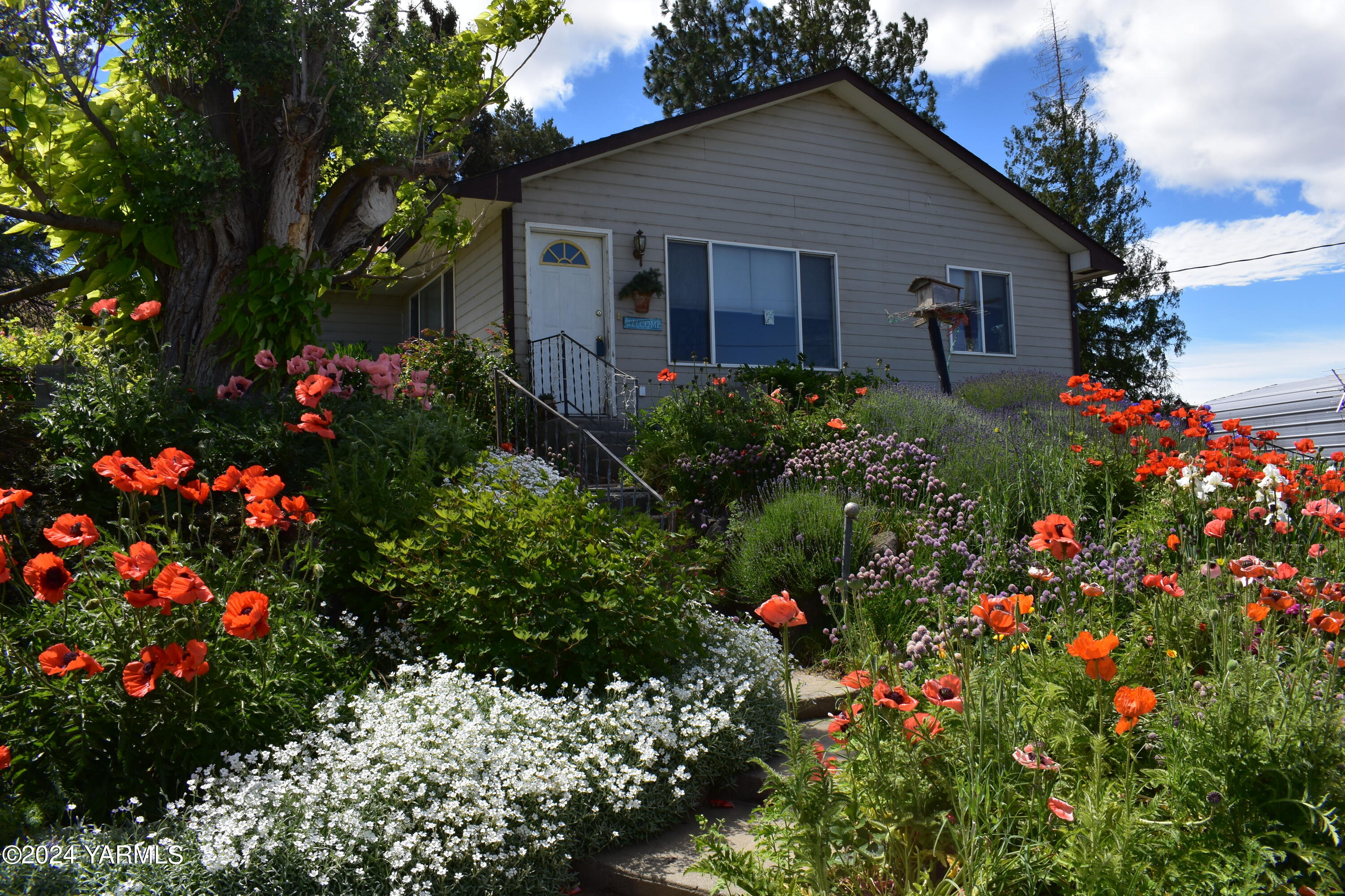 210 Desmarais Road Moxee, WA 98936 - Photo 1 of 21 a house view with a lot of flower and flowers