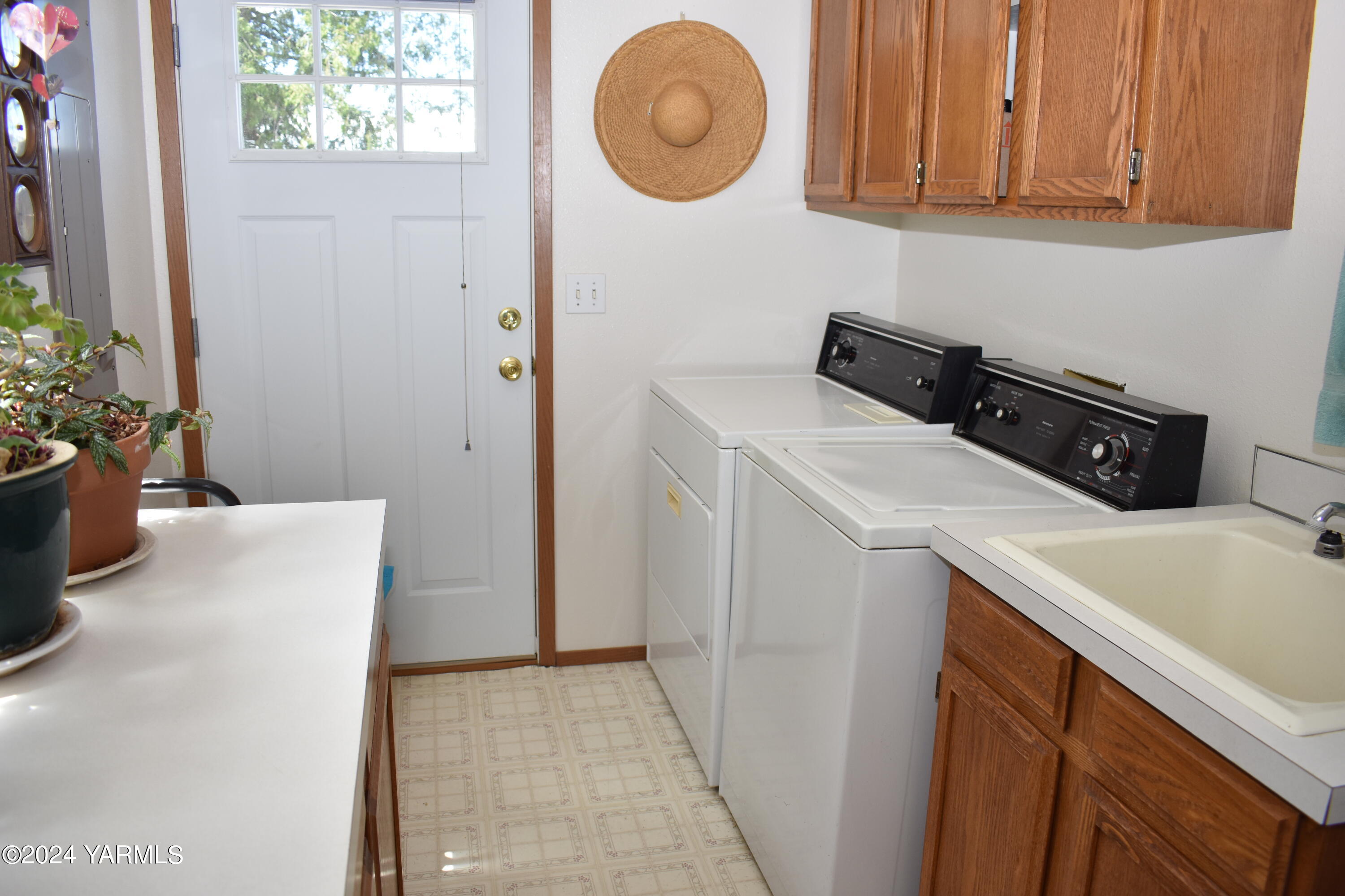 210 Desmarais Road Moxee, WA 98936 - Photo 12 of 21 a utility room with dryer and washer