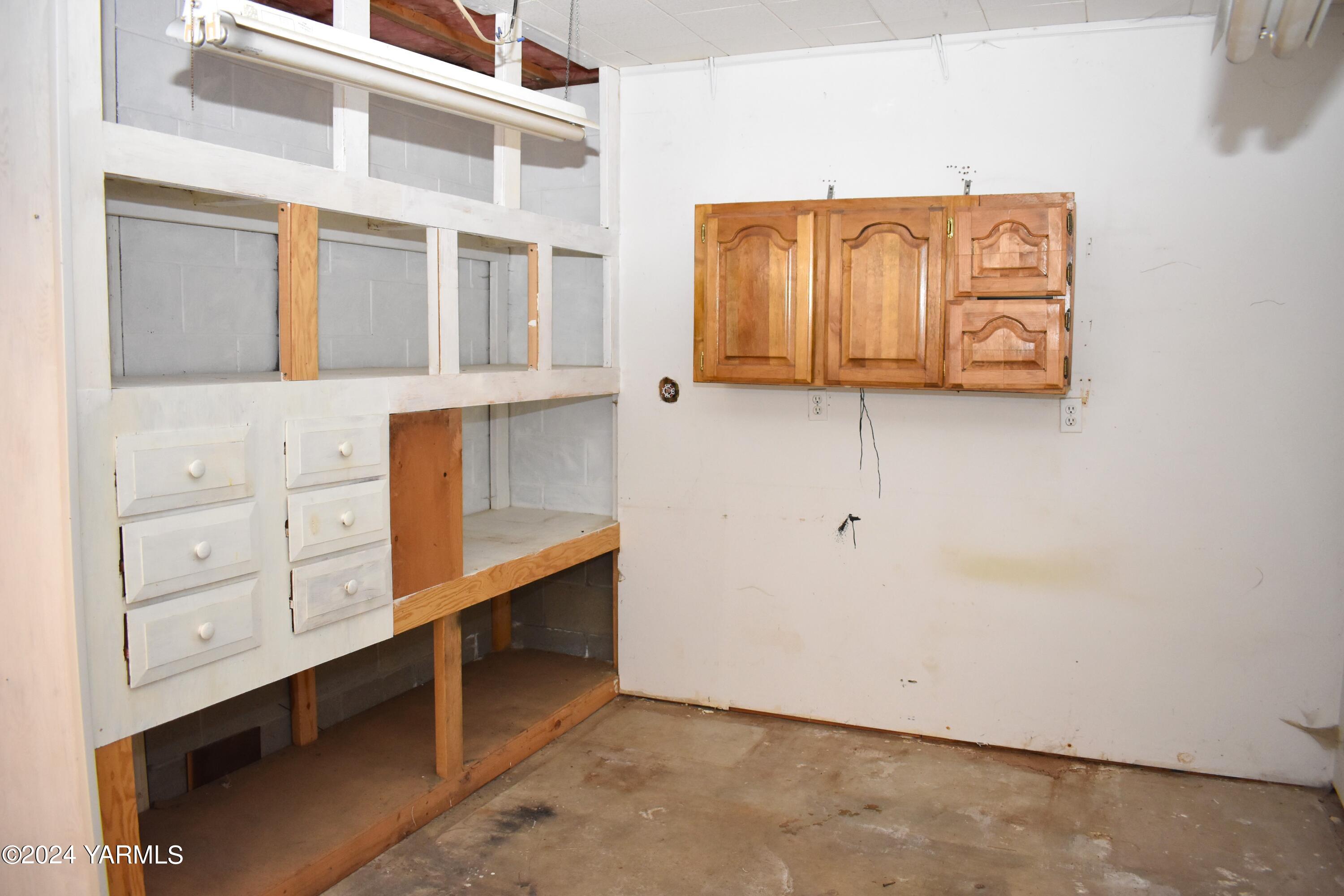210 Desmarais Road Moxee, WA 98936 - Photo 14 of 21 a view of walk in closet