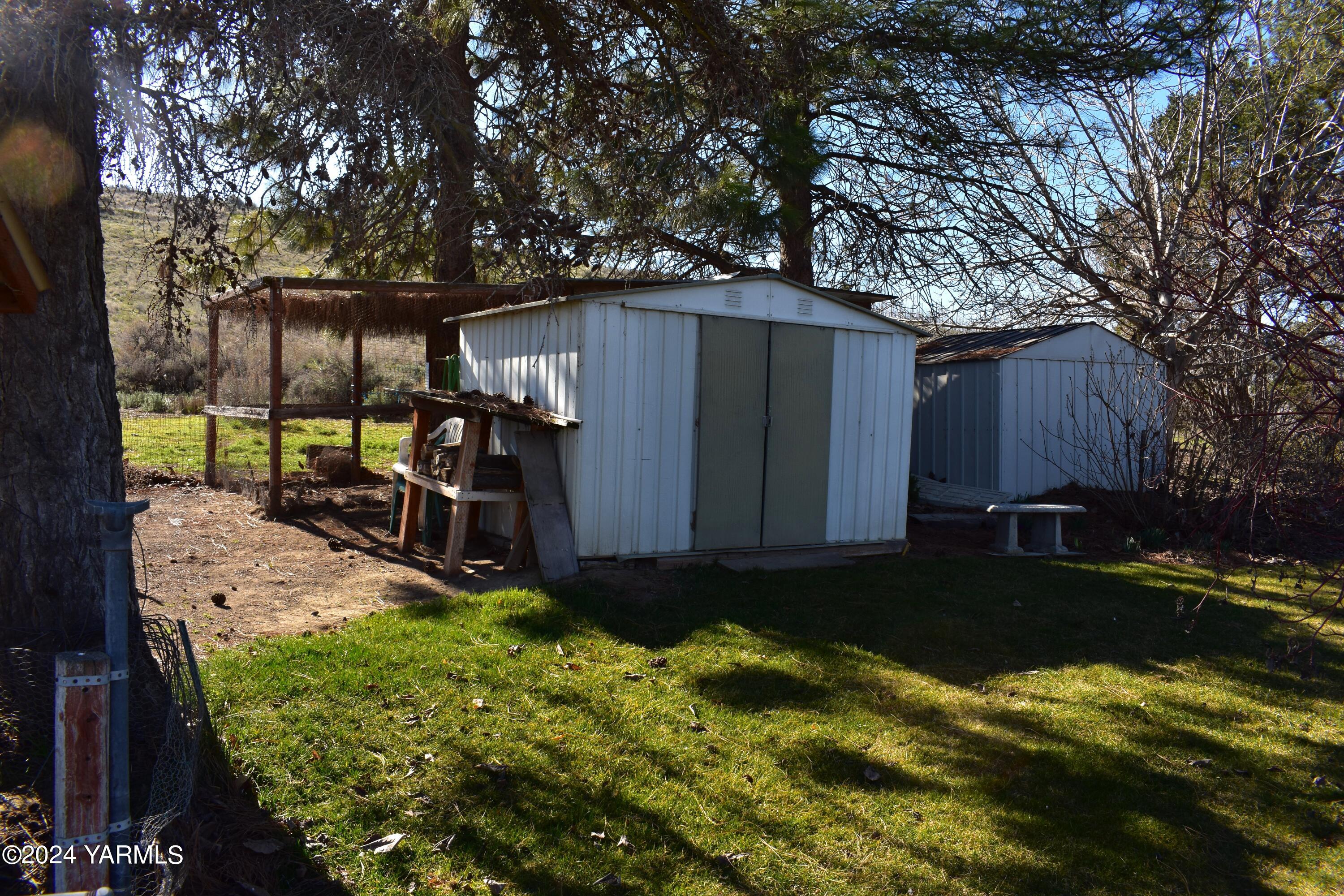 210 Desmarais Road Moxee, WA 98936 - Photo 17 of 21 a view of backyard with wooden fence and a large tree