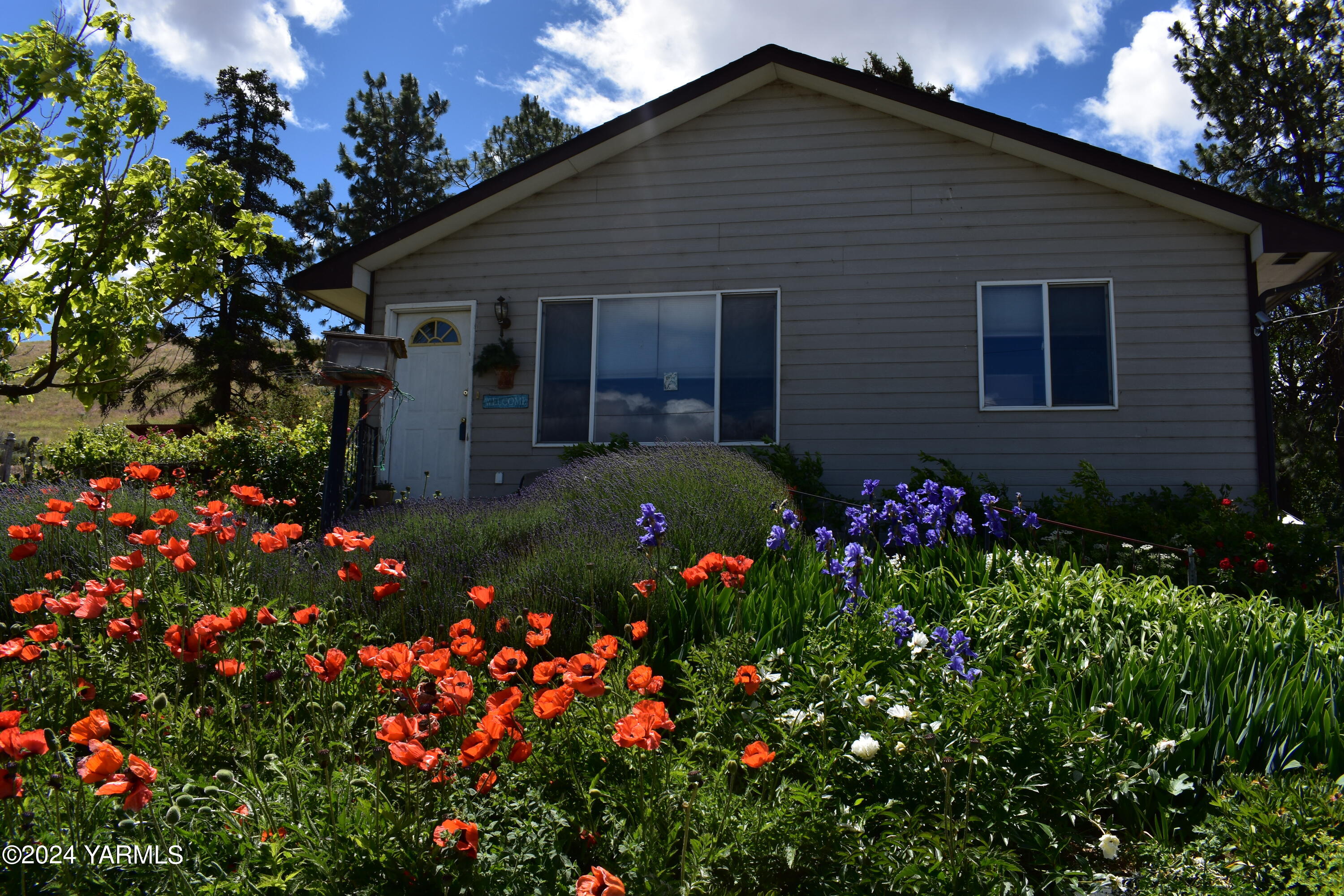 210 Desmarais Road Moxee, WA 98936 - Photo 2 of 21 a front view of a house