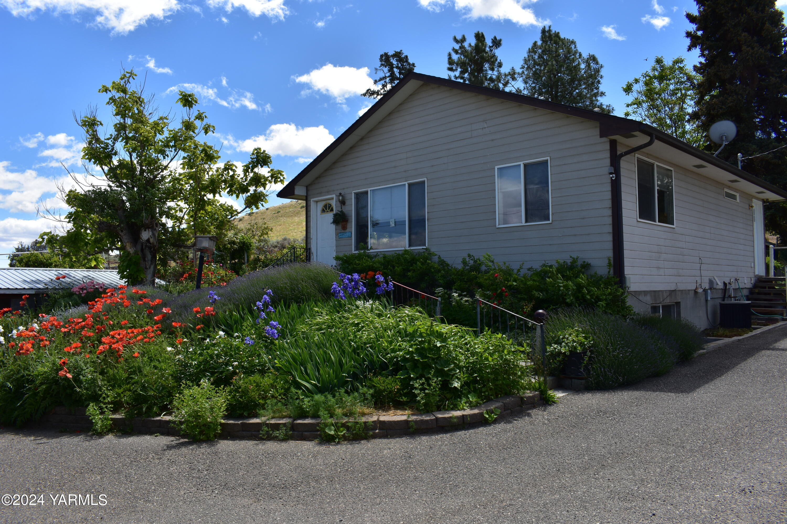 210 Desmarais Road Moxee, WA 98936 - Photo 21 of 21 a backyard of a house with a garden