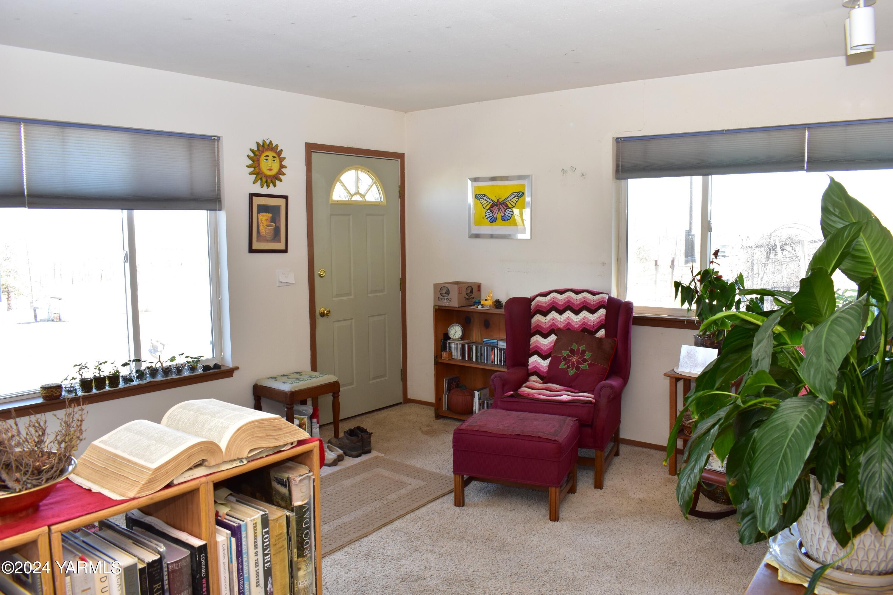 210 Desmarais Road Moxee, WA 98936 - Photo 4 of 21 a living room with furniture and a potted plant
