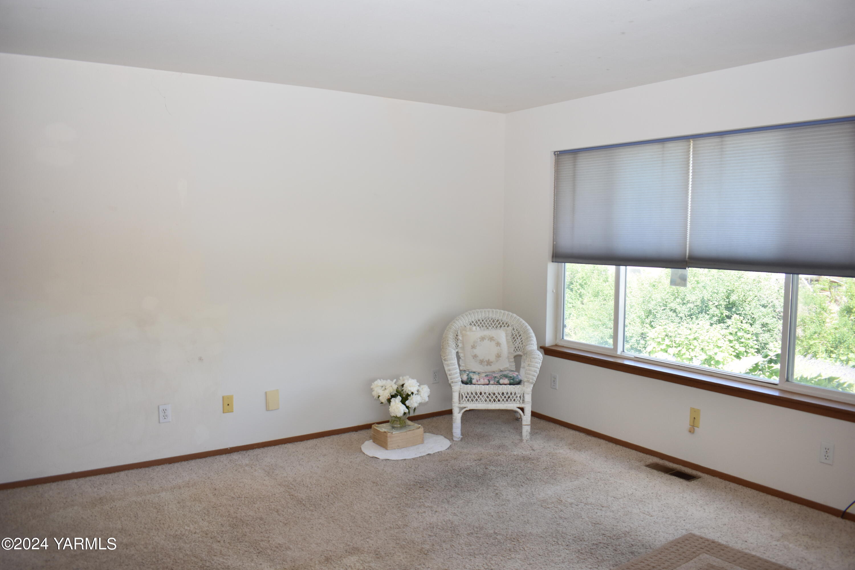 210 Desmarais Road Moxee, WA 98936 - Photo 5 of 21 a room with a window