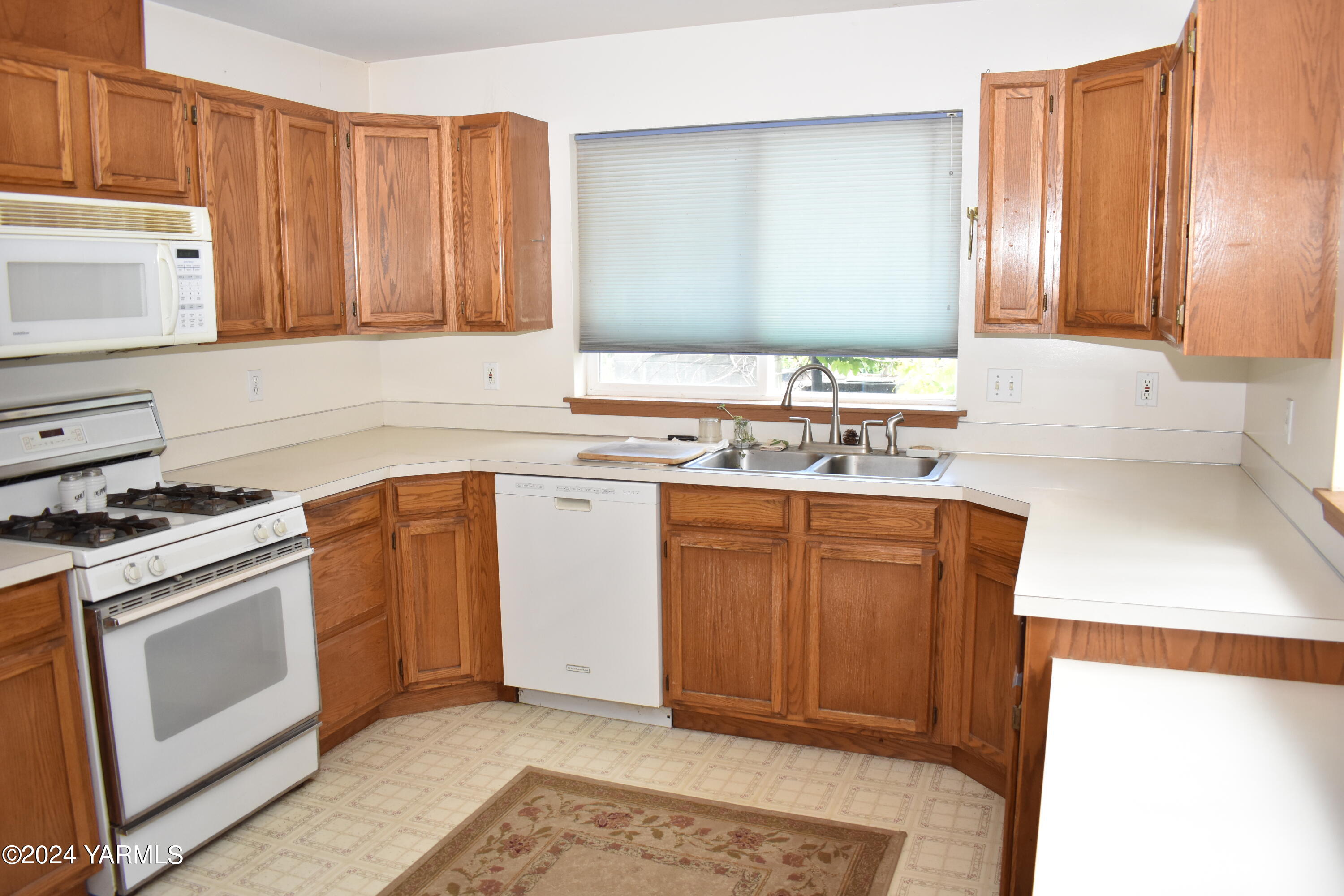 210 Desmarais Road Moxee, WA 98936 - Photo 7 of 21 a kitchen with a sink stove and cabinets
