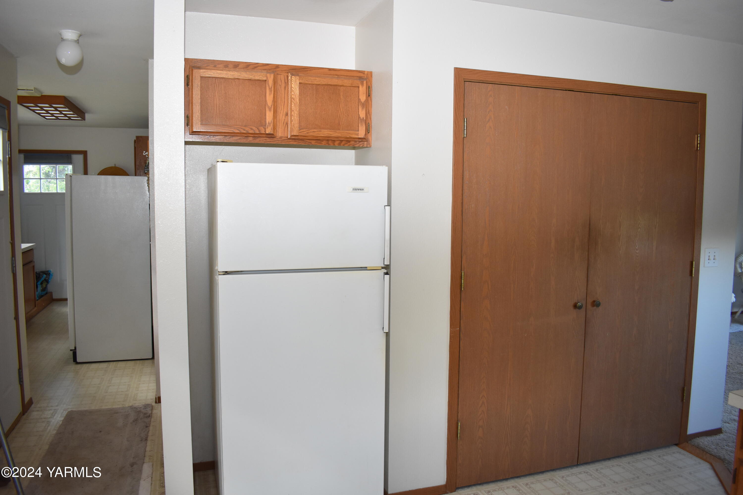 210 Desmarais Road Moxee, WA 98936 - Photo 8 of 21 a view of kitchen with a refrigerator and washer