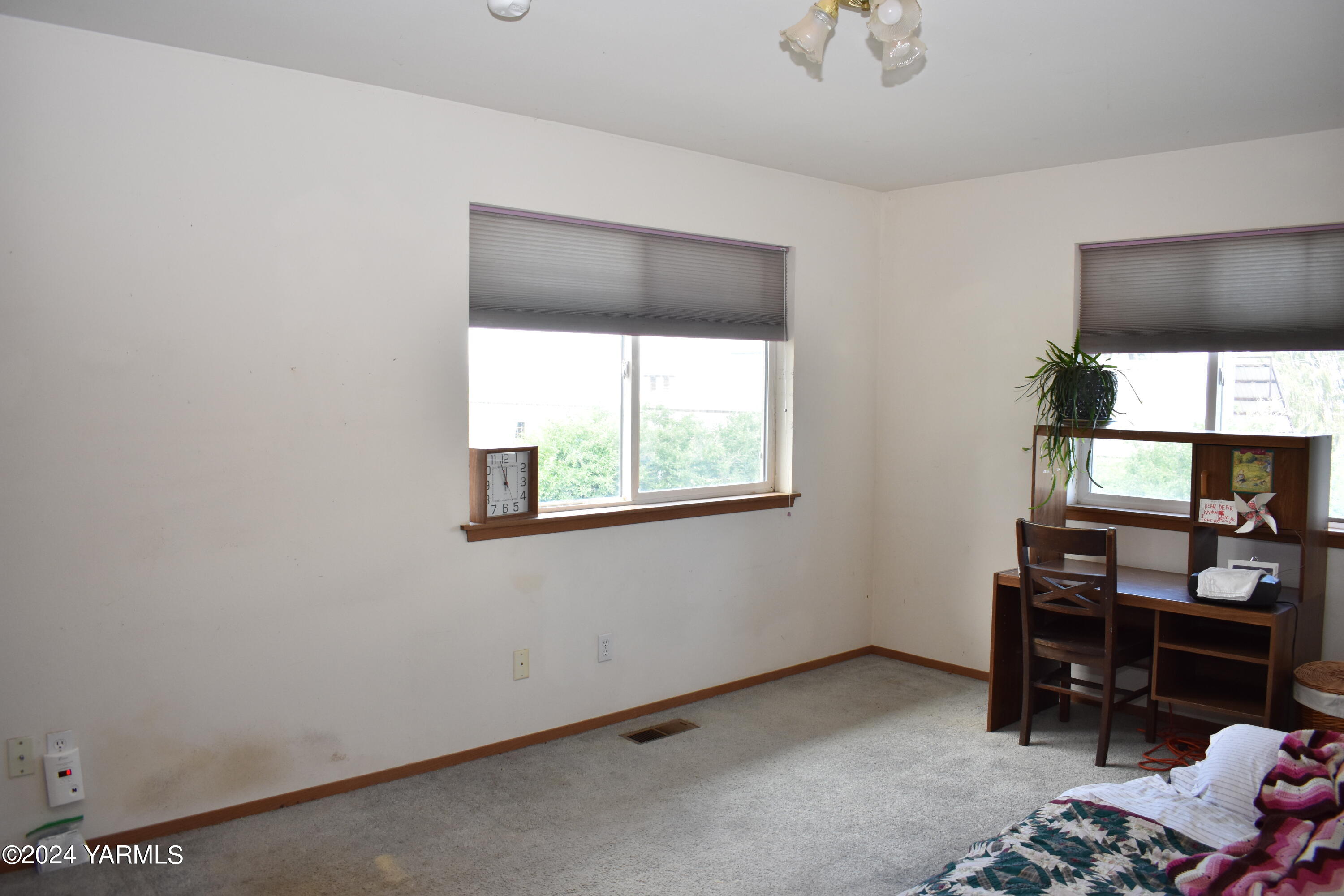 210 Desmarais Road Moxee, WA 98936 - Photo 9 of 21 a view of a livingroom with furniture and a window