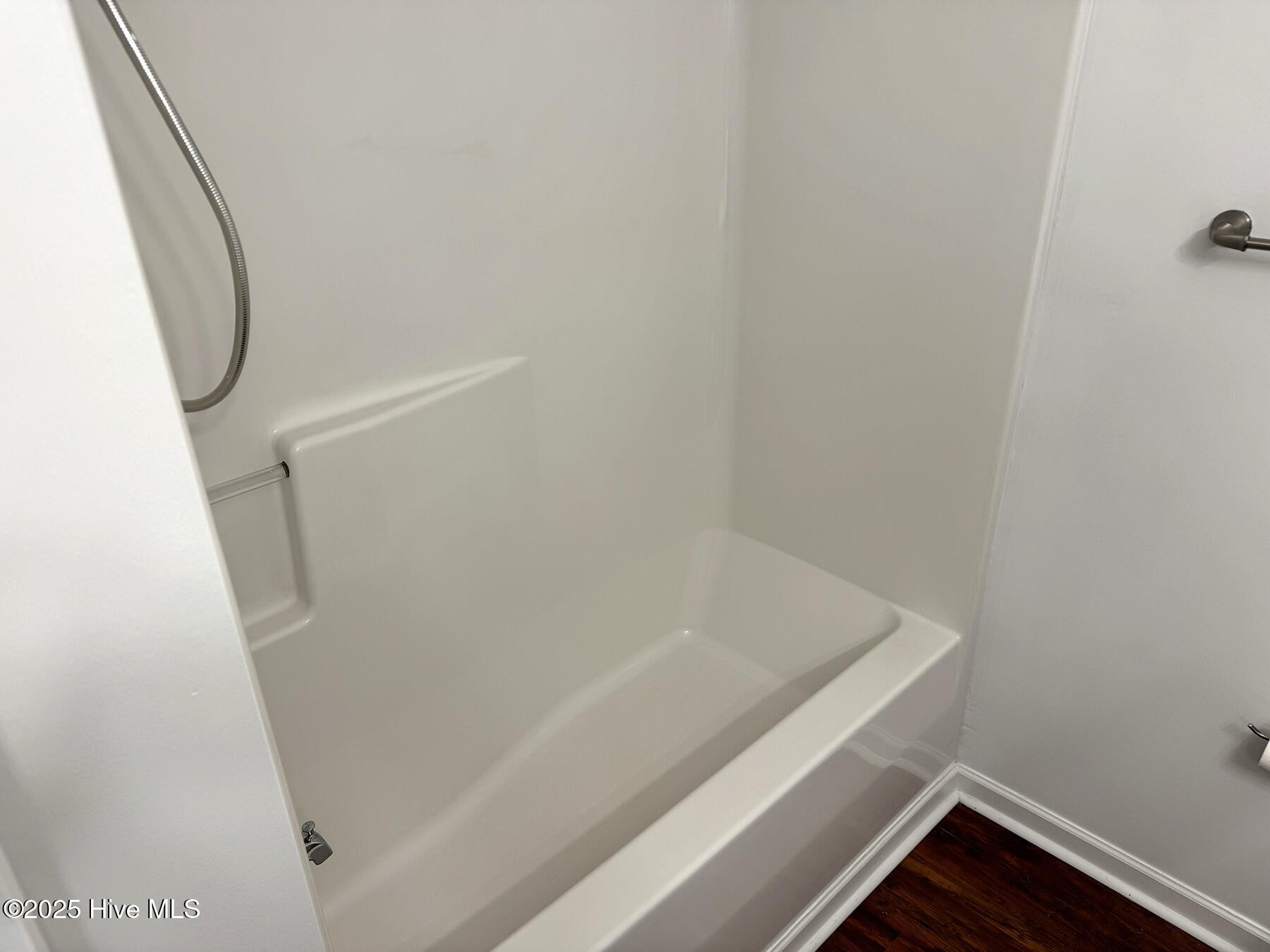 902 Litchfield Way, Unit K Wilmington, NC 28405 - Photo 12 of 16 902LitchfieldWayK_GuestBath_lg
