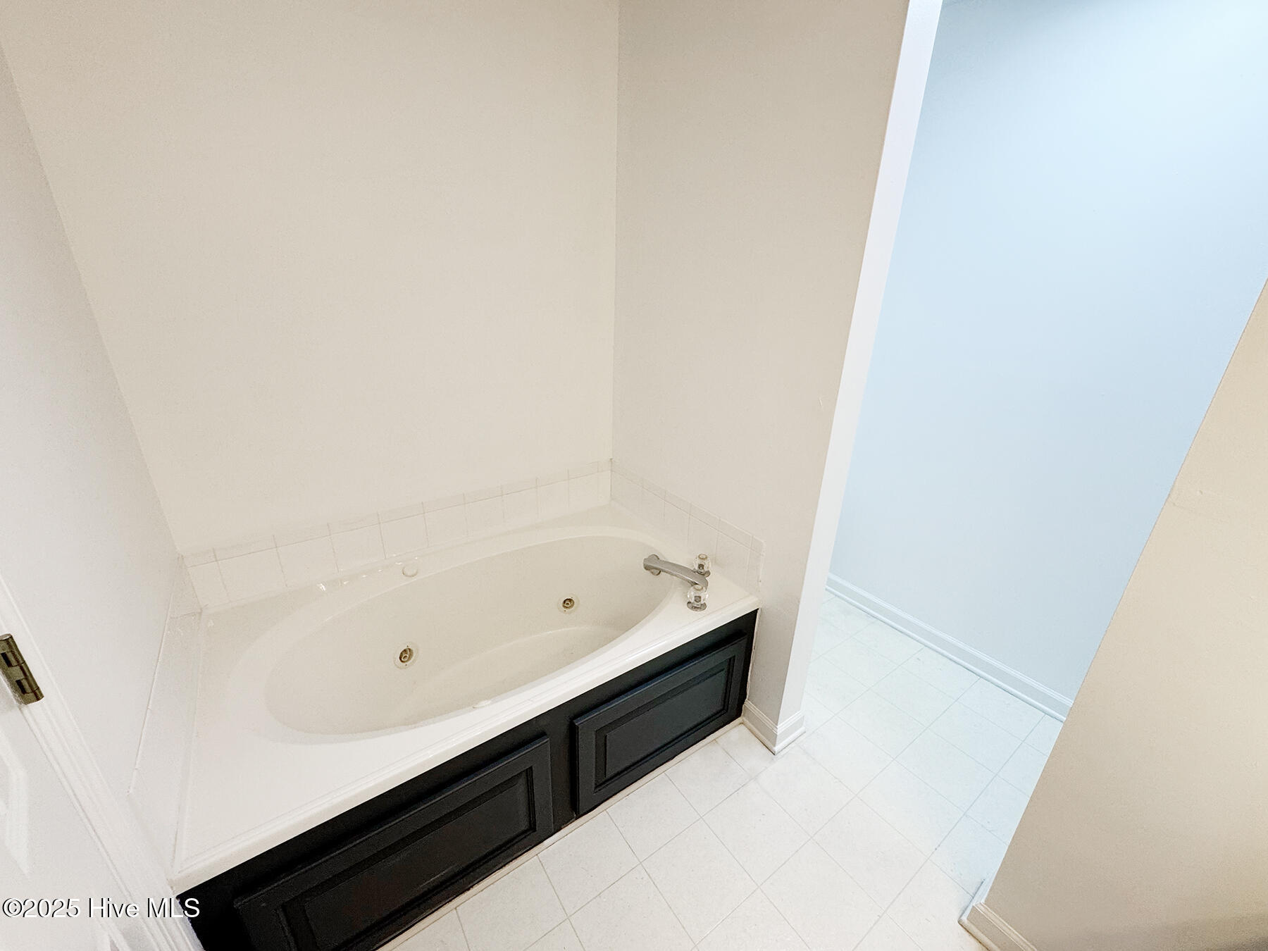 902 Litchfield Way, Unit K Wilmington, NC 28405 - Photo 8 of 16 902LitchfieldWayK_MasterBath_lg