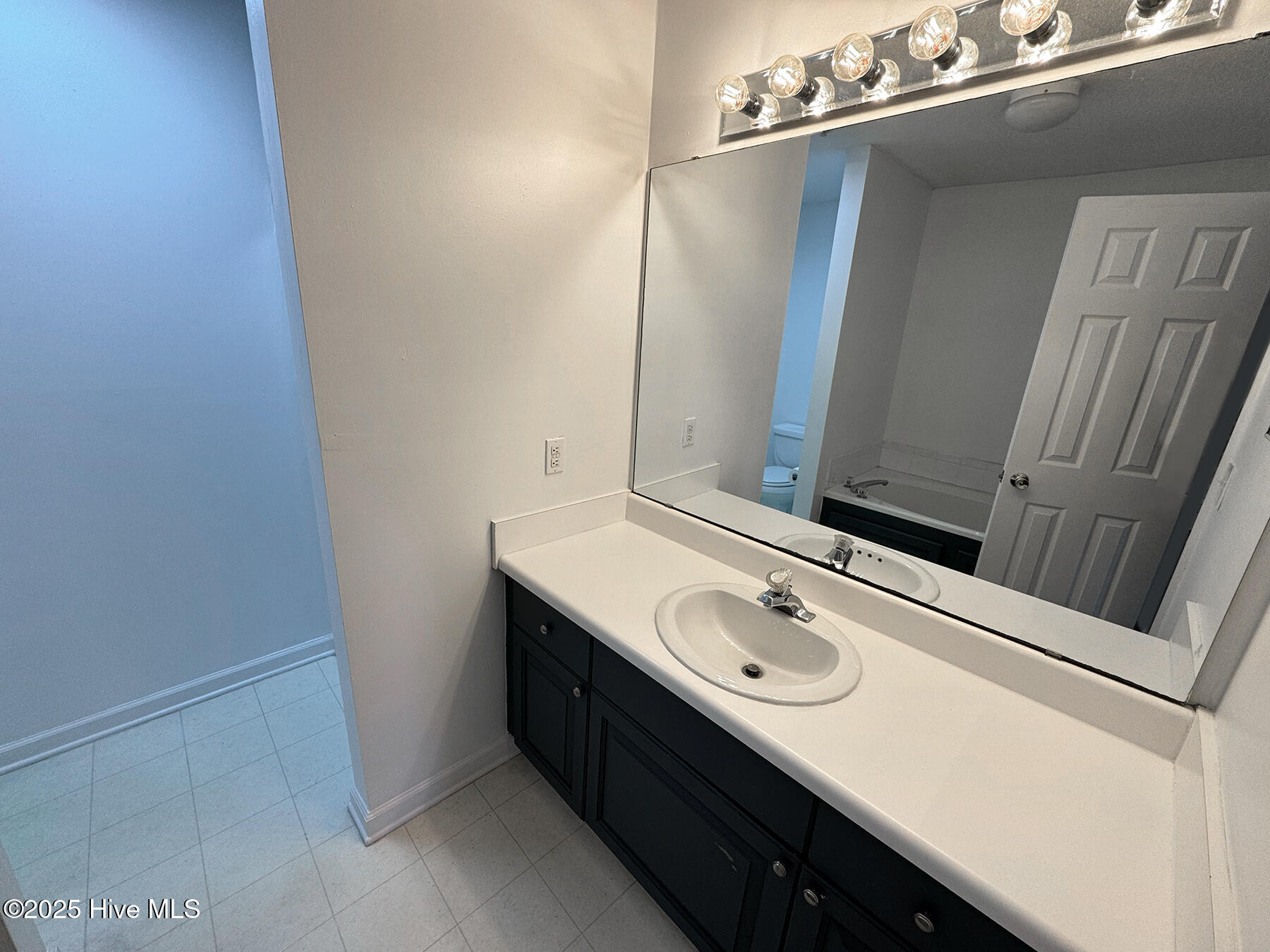 902 Litchfield Way, Unit K Wilmington, NC 28405 - Photo 9 of 16 902LitchfieldWayK_MasterBath2_lg