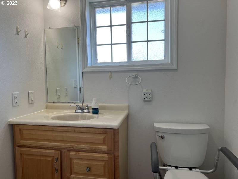 94640 Grange Road Gold Beach, OR 97444 - Photo 22 of 48 Owner's Suite Bathroom