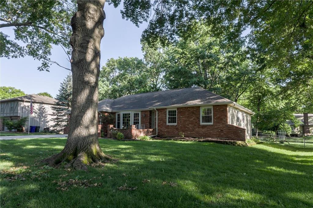 1016 South Stratford Road Olathe, KS 66062 - Photo 2 of 30