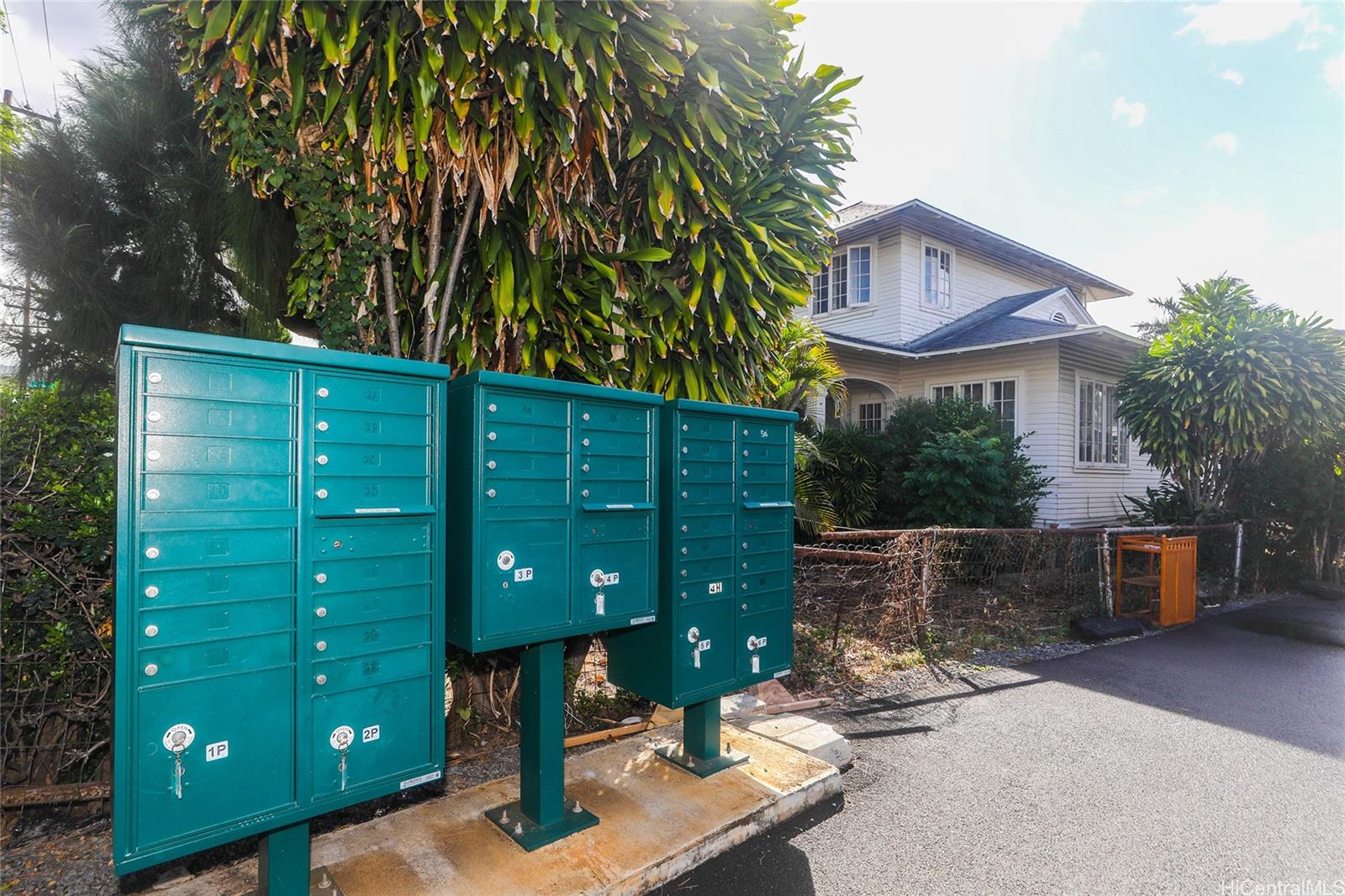 1719 Nuuanu Avenue, Unit 5E Honolulu, HI 96817 - Photo 25 of 25 a backyard of a house with seating space
