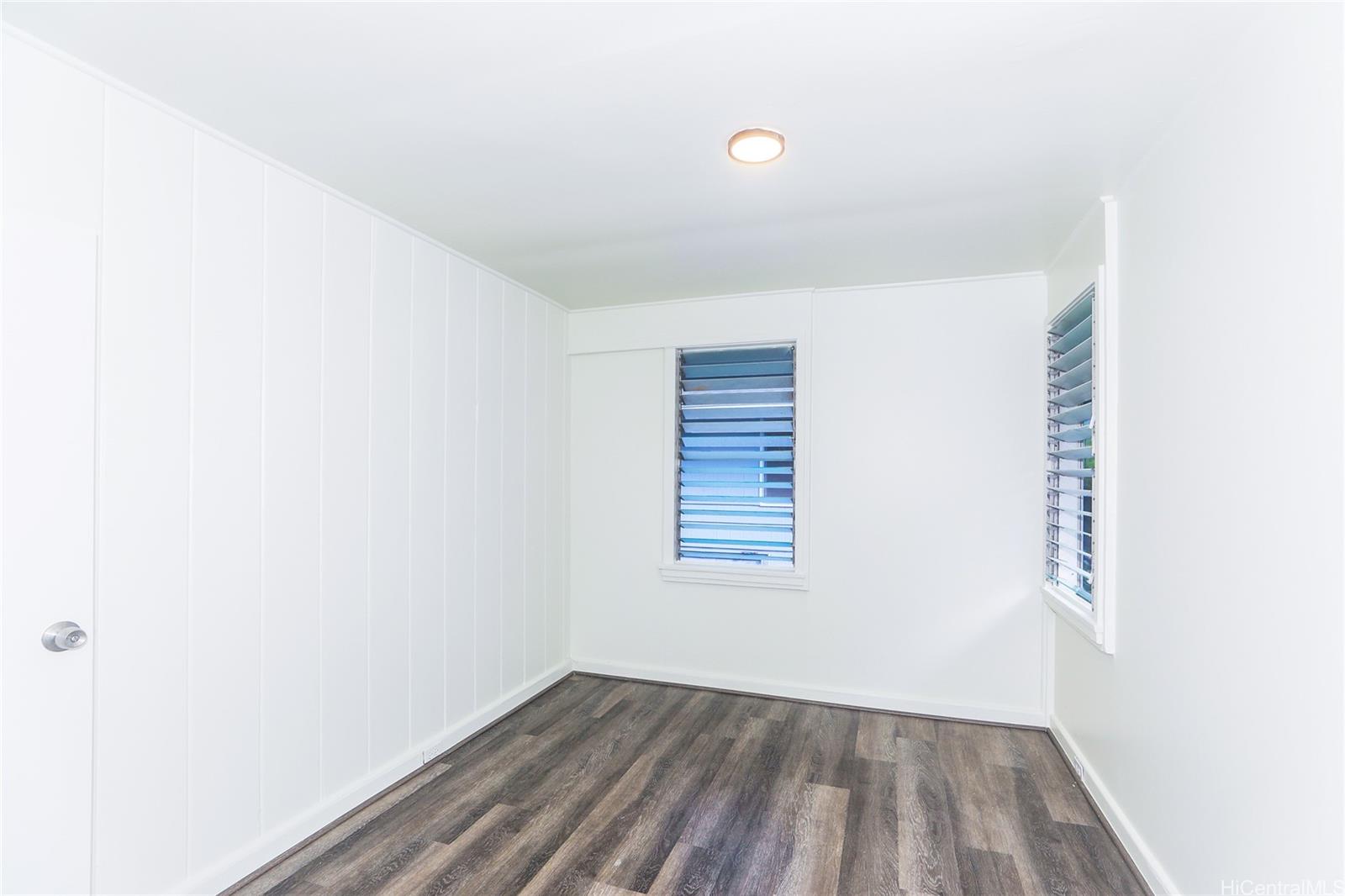 1719 Nuuanu Avenue, Unit 5E Honolulu, HI 96817 - Photo 9 of 25 a view of an empty room with wooden floor and a window