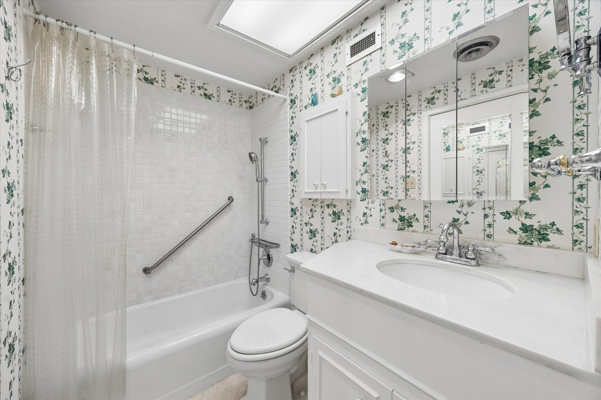 1801 Lavaca Street, Unit 3M Austin, TX 78701 - Photo 11 of 30 Full bath with vanity, shower / bath combination with curtain, and wallpapered walls